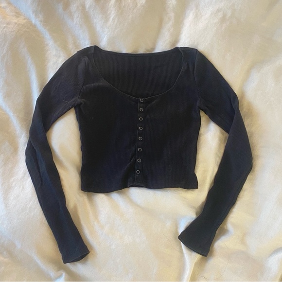 Black cropped long sleeve Henley with buttons - Picture 1 of 2
